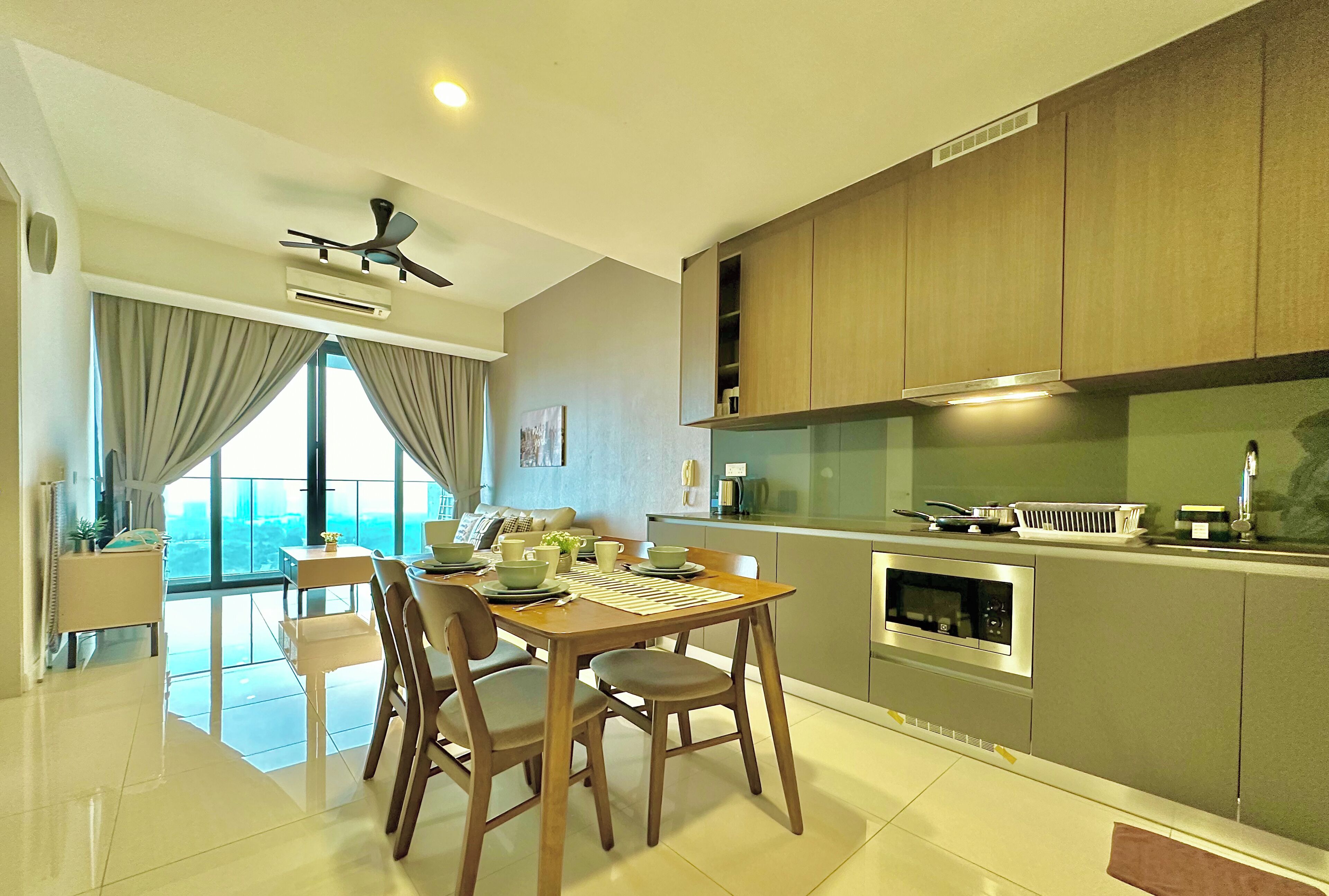 Appartement, 1 slaapkamer, balkon | Privékeuken | Een koelkast, een magnetron, een kookplaat, kookgerei, borden en bestek