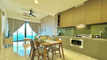 Appartement, 1 slaapkamer, balkon | Privékeuken | Een koelkast, een magnetron, een kookplaat, kookgerei, borden en bestek