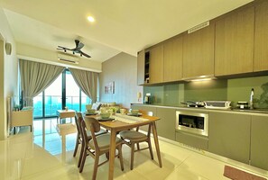 Appartement, 1 slaapkamer, balkon | Privékeuken | Een koelkast, een magnetron, een kookplaat, kookgerei, borden en bestek