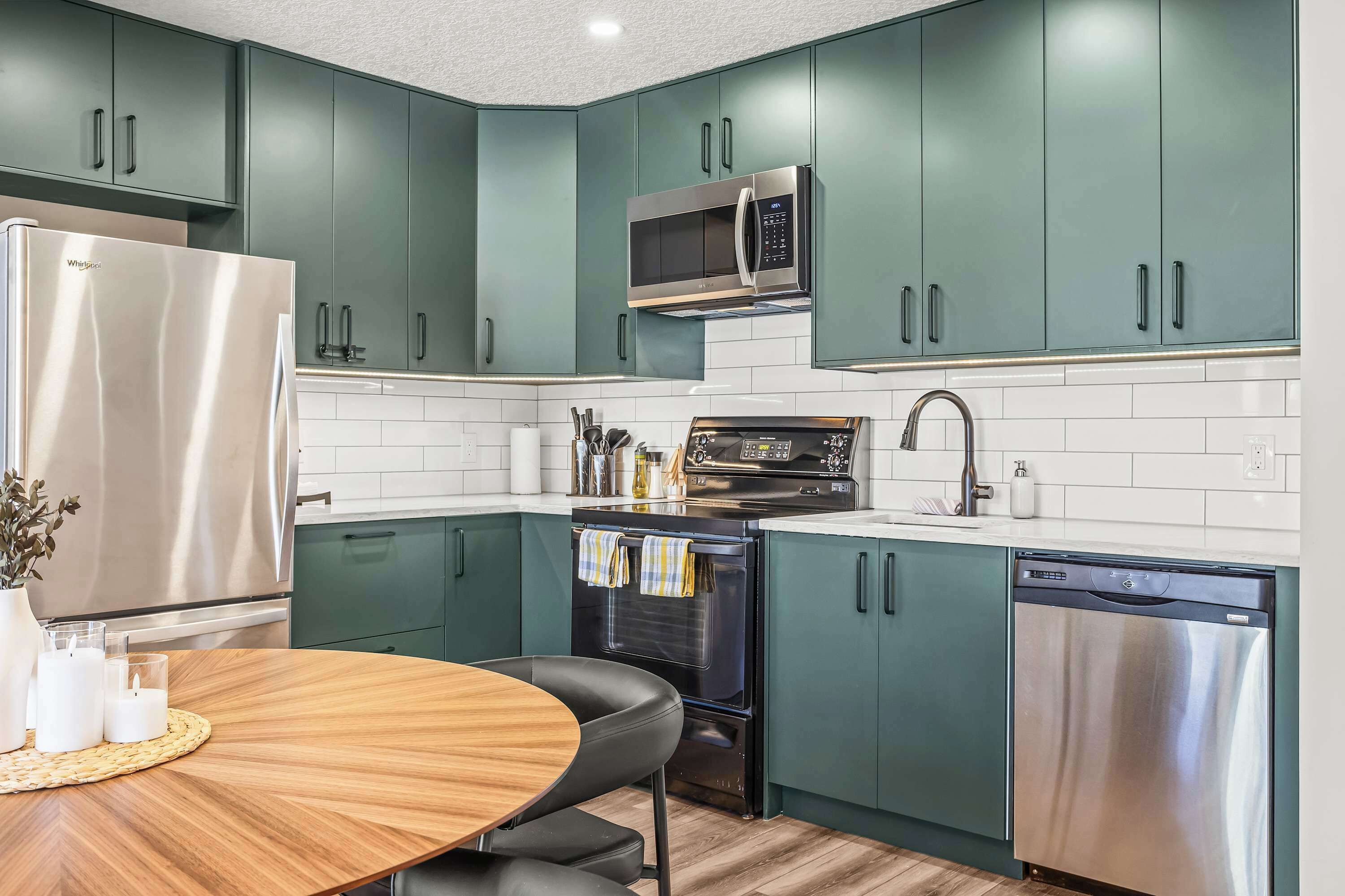 Réfrigérateur, micro-ondes, four, plaque de cuisson