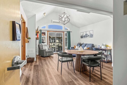 Mountain View Apartment | Free Parking & Balcony