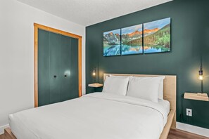 1 間睡房、書桌、熨斗/熨衫板、可攜式嬰兒床