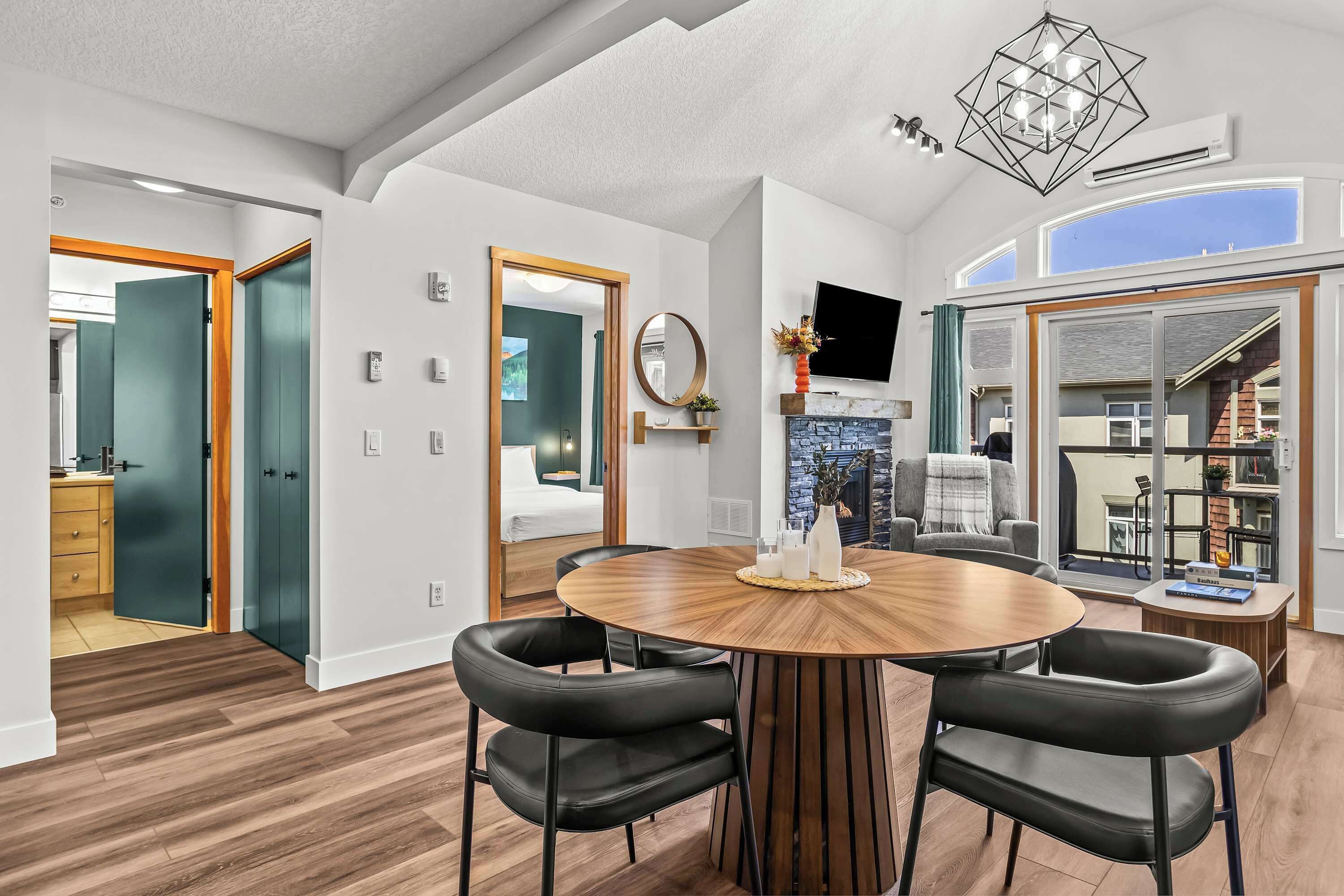 1 chambre, bureau, fer et planche à repasser, lit parapluie