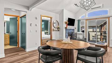 1 chambre, bureau, fer et planche à repasser, lit parapluie