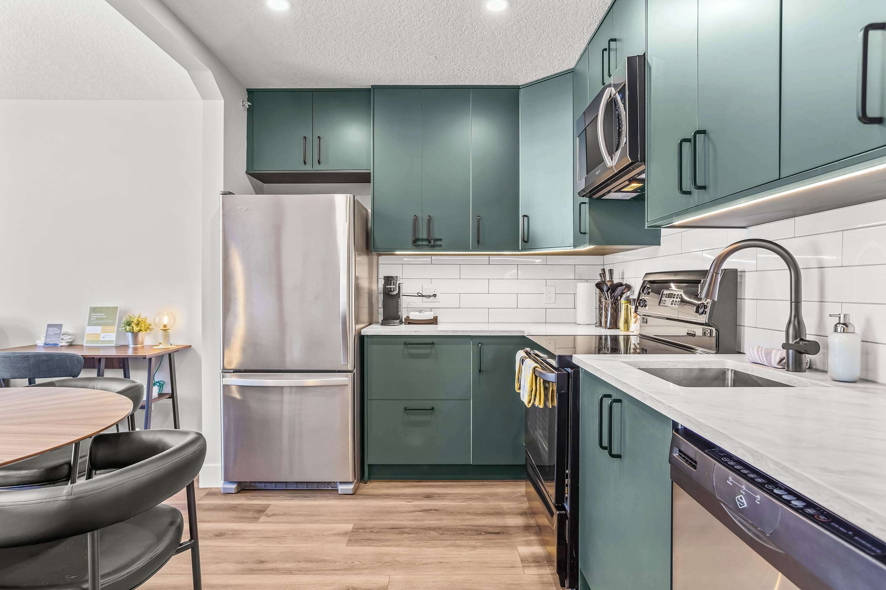 Een koelkast, een microgolfoven, een oven, een kookplaat