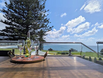 Ocean-Pool & Bulli Beach Family Retreat - 4BR, Walk to Cafes & Coastal Walk