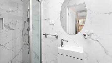 Dusche, Haartrockner, Handtücher, Seife