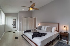 2 室のベッドルーム、デスク、アイロン / アイロン台、WiFi