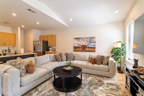 TV - Peaceful home near 59 N (New Caney)