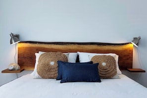Tabla de planchar con plancha, internet y ropa de cama