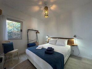 2 habitaciones, escritorio y tabla de planchar con plancha 