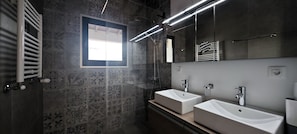 Dusche, Whirlpool, Haartrockner, Handtücher