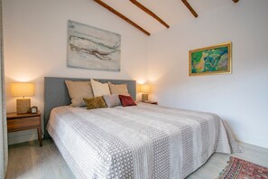 2 bedrooms, desk, iron/ironing board, Internet