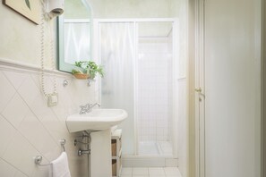 Dusche, Haartrockner, Bidet, Handtücher