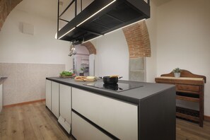 Kühlschrank, Mikrowelle, Ofen, Herdplatte