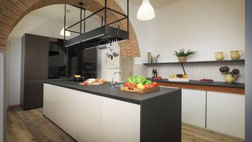 Kühlschrank, Mikrowelle, Ofen, Herdplatte