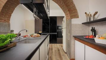 Réfrigérateur, micro-ondes, four, plaque de cuisson