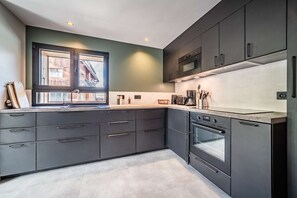 Kühlschrank, Ofen, Geschirrspüler, Wasserkocher mit Kaffee-/Teezubehör