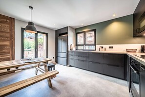 Fridge, oven, dishwasher, coffee/tea maker