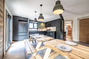 Kühlschrank, Ofen, Geschirrspüler, Wasserkocher mit Kaffee-/Teezubehör