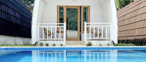 Cabana standard, vista para a piscina | Wi-Fi de cortesia, roupa de cama