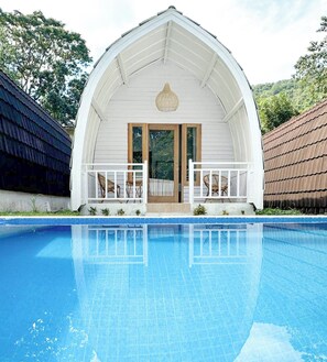 Cabane Standard, vue piscine | Rideaux occultants, lits bébé (gratuits), Wi-Fi gratuit, draps fournis
