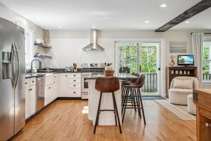 冷蔵庫、電子レンジ、オーブン、コンロ