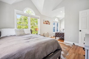 4 bedrooms, desk, iron/ironing board, WiFi