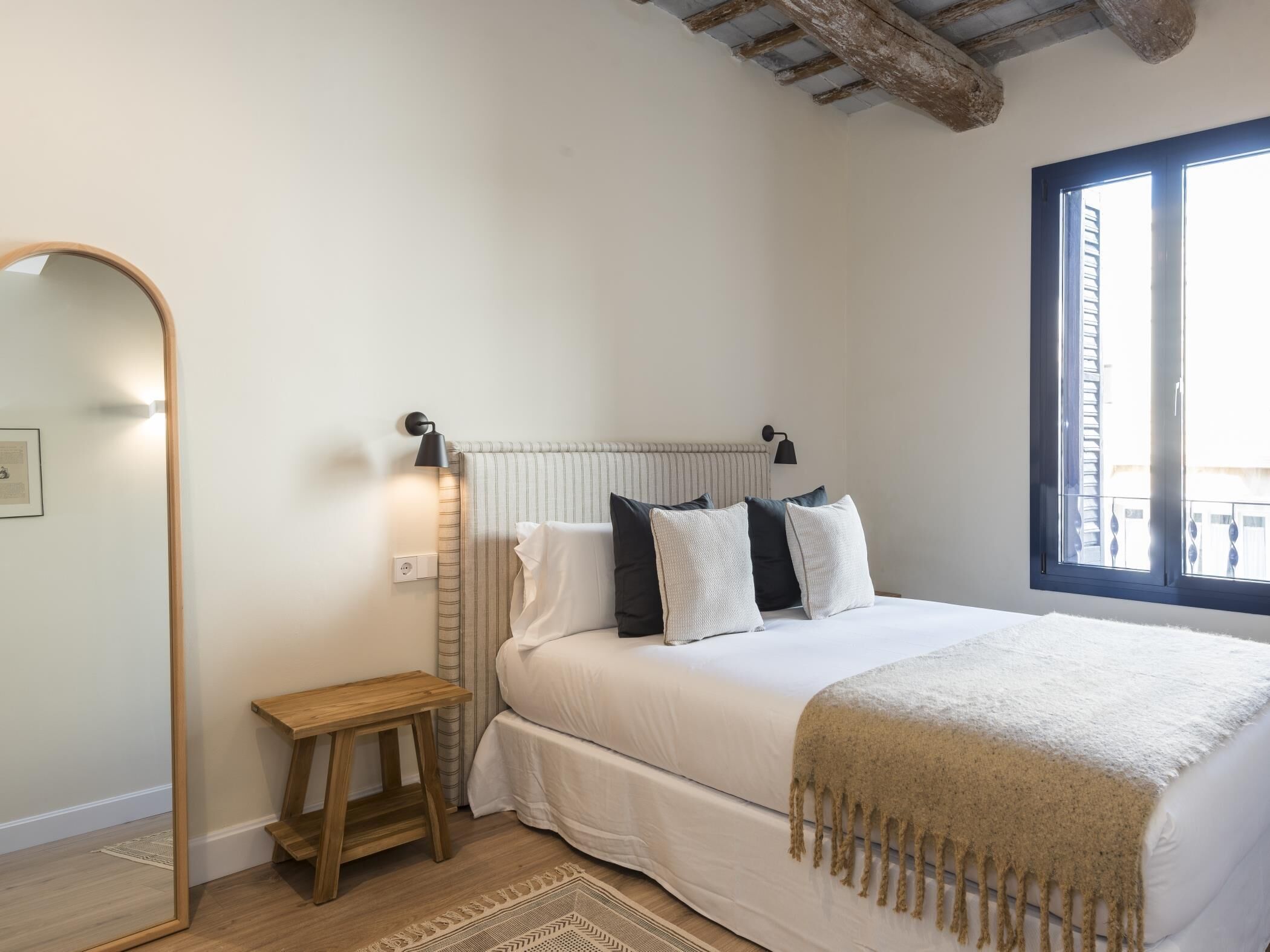 3 bedrooms, iron/ironing board, internet, bed sheets