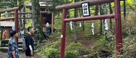 Un torii japonès tradicional amb una estructura de fusta i un rètol.