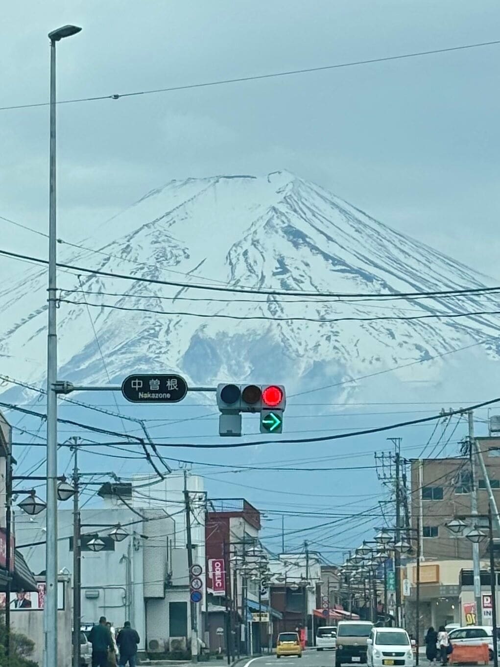 Une rue avec un feu de signalisation et un panneau indiquant la direction à suivre pour se rendre à Nakazono.
