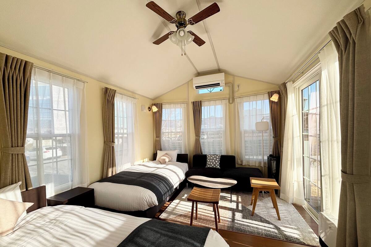 Maison mobile Confort, 4 chambres, terrasse, vue sur la montagne | Literie de qualité, couette en duvet, rideaux d’obscurcissement