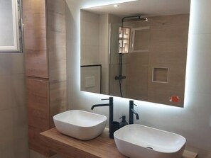 Dusche, Haartrockner, Handtücher