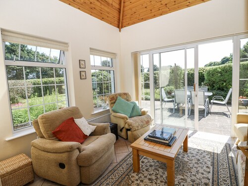 KNOCKROE LODGE, family friendly in New Ross, County Wexford