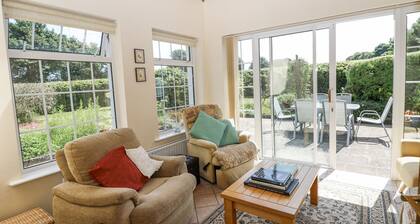 KNOCKROE LODGE, family friendly in New Ross, County Wexford