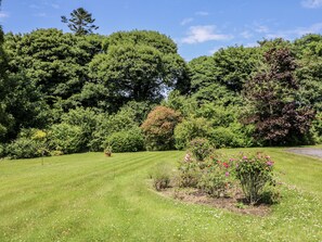Property grounds - KNOCKROE LODGE, family friendly in New Ross, County Wexford (New Ross)