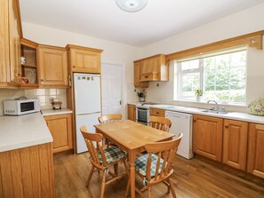 Dishwasher, cookware/dishes/utensils - KNOCKROE LODGE, family friendly in New Ross, County Wexford (New Ross)