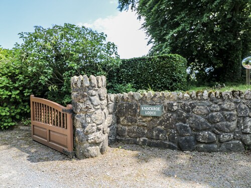 KNOCKROE LODGE, family friendly in New Ross, County Wexford