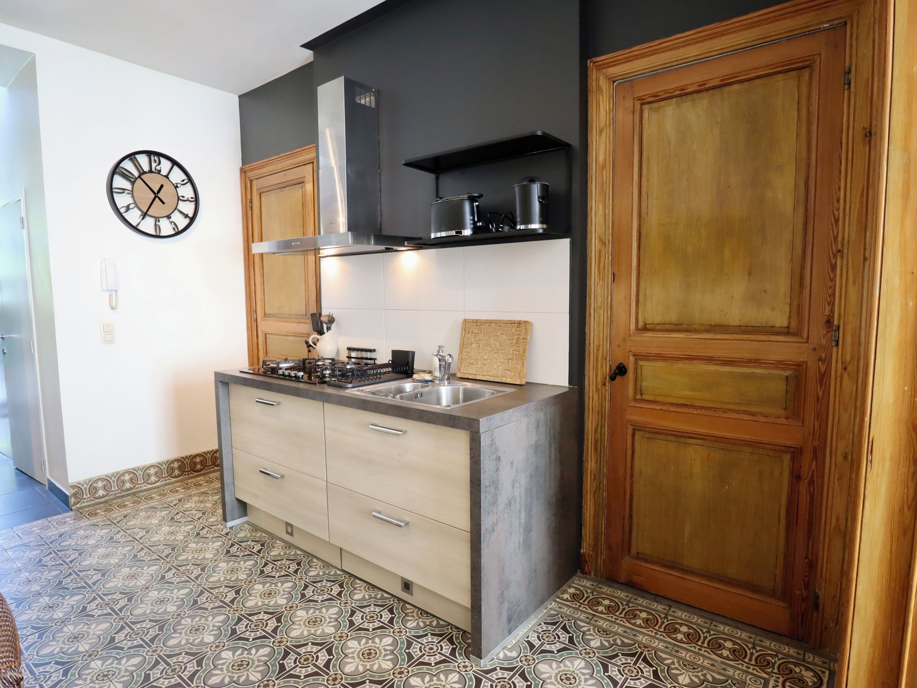 Een koelkast, een oven, een kookplaat, een koffiezetapparaat/waterkoker