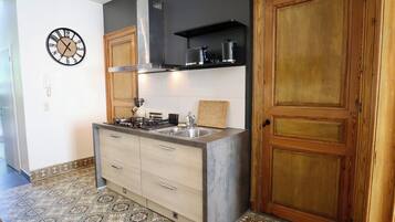 Een koelkast, een oven, een kookplaat, een koffiezetapparaat/waterkoker