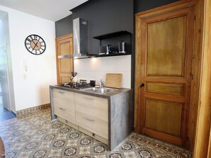 Een koelkast, een oven, een kookplaat, een koffiezetapparaat/waterkoker