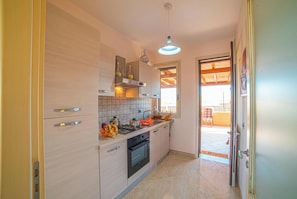 Villa Familiale, 3 chambres, 2 salles de bains (Villa Del Sole Alessia) | Cuisine privée | Réfrigérateur, four, plaque de cuisson, cafetière/bouilloire