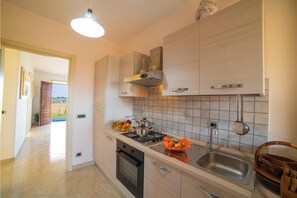 Villa Familiale, 3 chambres, 2 salles de bains (Villa Del Sole Alessia) | Cuisine privée | Réfrigérateur, four, plaque de cuisson, cafetière/bouilloire