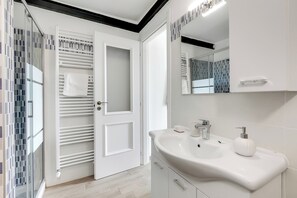 Standard Apartment, 2 Bedrooms, 2 Bathrooms, Mountainside (Iris Apartment) | Bathroom | Shower, hair dryer, bidet, towels - Iris Apartment (Casalzuigno)