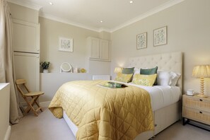 5 bedrooms, desk, iron/ironing board, travel crib