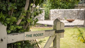 A wooden gate with a sign reading "THE ROOST." - Dog friendly cottage - The Roost (Coln St Aldwyns)