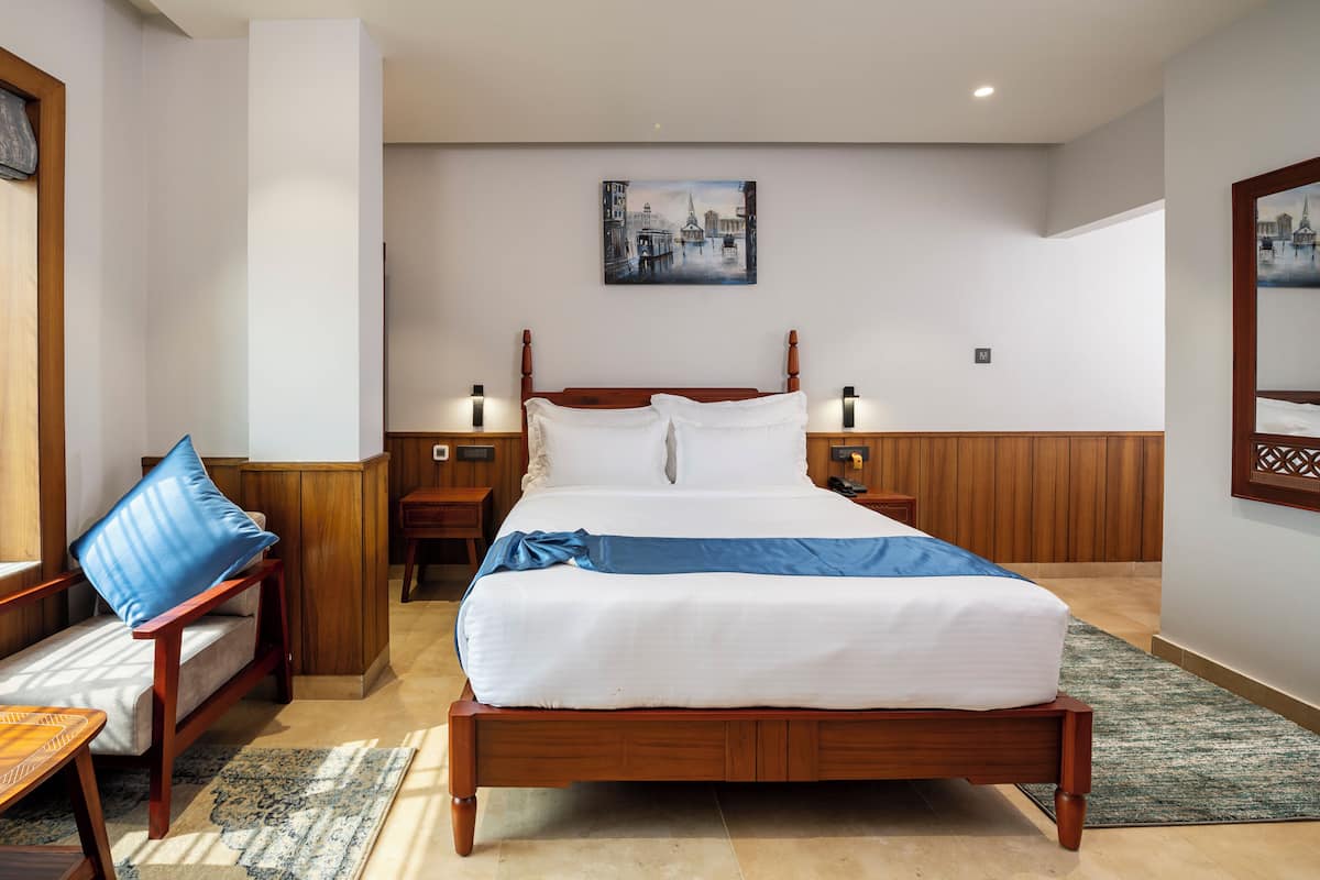 Classic Double Room, City View | Peti besi dalam bilik, meja, ruang kerja komputer riba, kalis bunyi