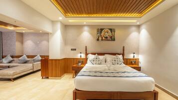 Suite – executive, byutsikt | Safe på rommet, skrivebord, skrivebord for bærbar PC og lydisolert