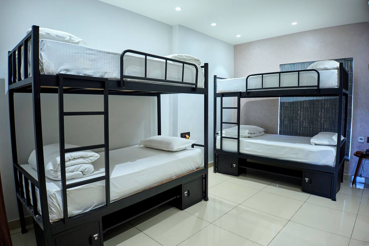 Comfort Shared Dormitory, City View | Peti besi dalam bilik, meja, ruang kerja komputer riba, kalis bunyi