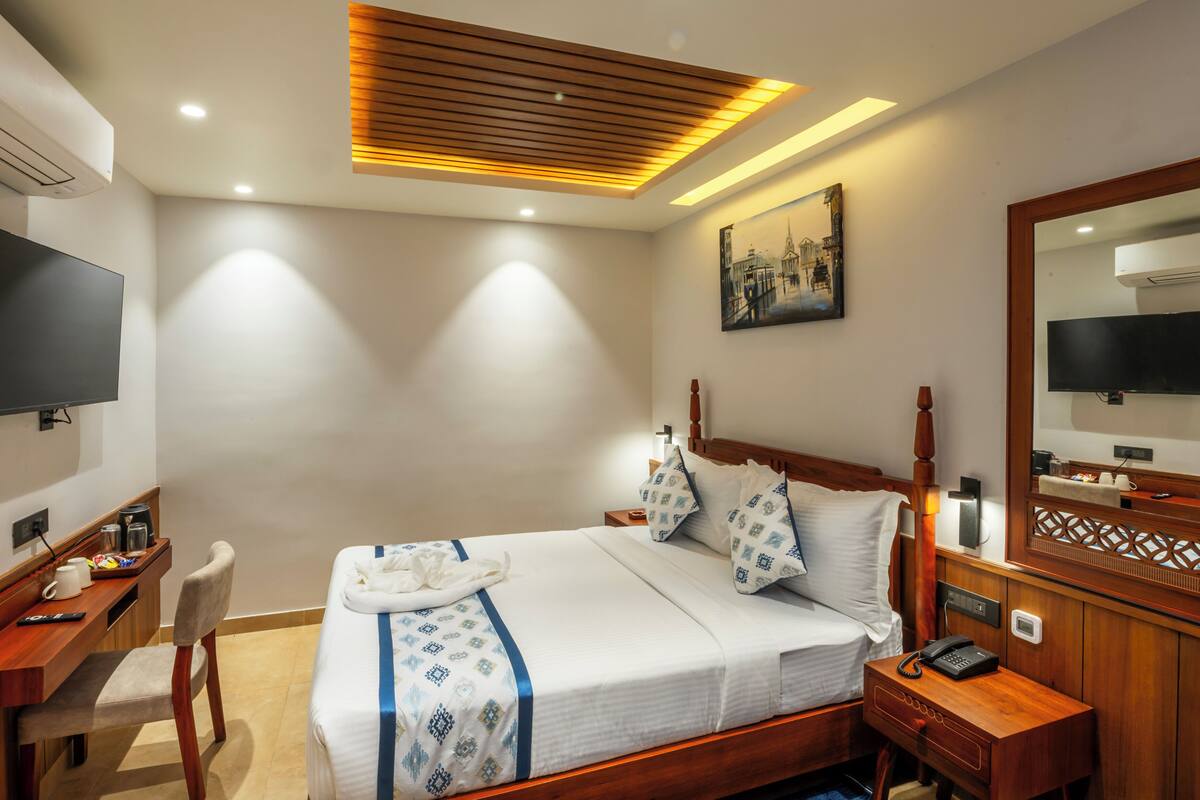 Room, 1 Katil Raja (King), City View | Peti besi dalam bilik, meja, ruang kerja komputer riba, kalis bunyi